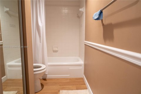 Townhouse in Palm Springs, Florida 3 bedrooms, 143.07 sq.m. № 1748829 - photo 9