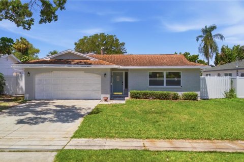 House in Saint Petersburg, Florida 3 bedrooms, 127.55 sq.m. № 2227702
