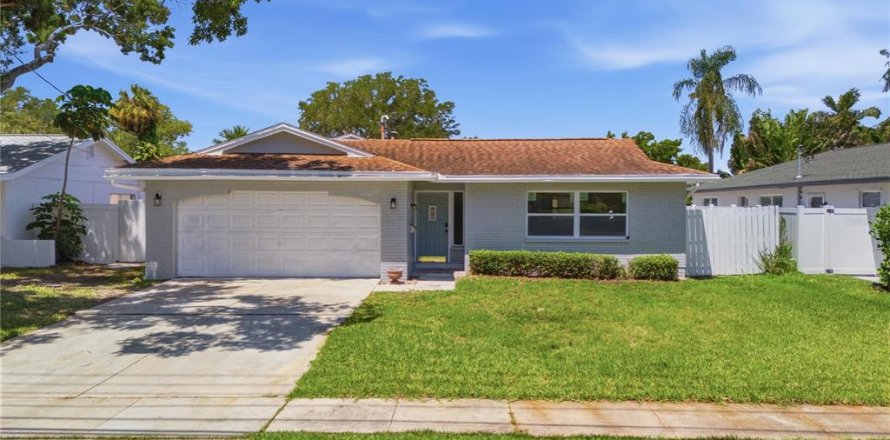 Villa ou maison à Saint Petersburg, Floride 3 chambres, 127.55 m2 № 2227702