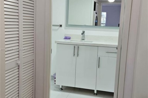 Condominio en venta en Doral, Florida, 1 dormitorio, 71.53 m2 № 2001161 - foto 13