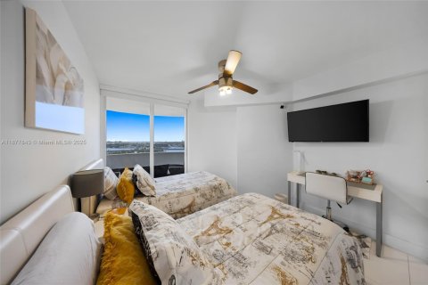 Condo in Miami Beach, Florida, 2 bedrooms  № 1978136 - photo 21