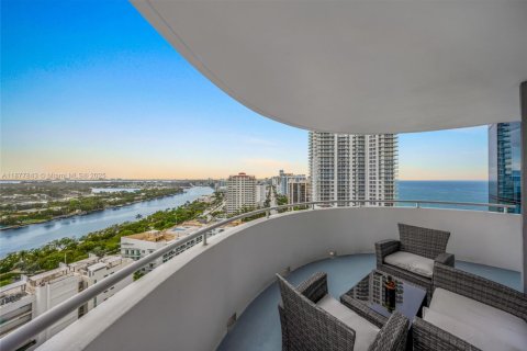 Condo in Miami Beach, Florida, 2 bedrooms  № 1978136 - photo 25