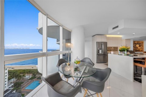 Condo in Miami Beach, Florida, 2 bedrooms  № 1978136 - photo 7