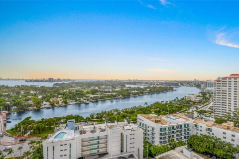 Condo in Miami Beach, Florida, 2 bedrooms  № 1978136 - photo 26