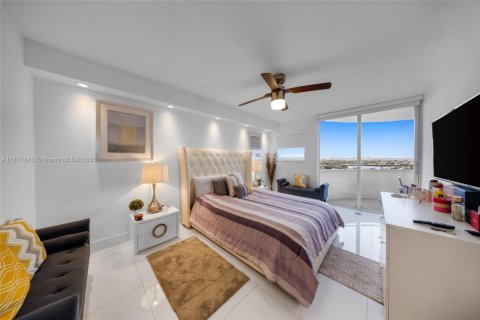 Condo in Miami Beach, Florida, 2 bedrooms  № 1978136 - photo 15