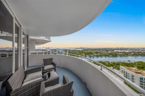 Condo in Miami Beach, Florida, 2 bedrooms  № 1978136 - photo 27