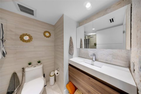 Condo in Miami Beach, Florida, 2 bedrooms  № 1978136 - photo 23
