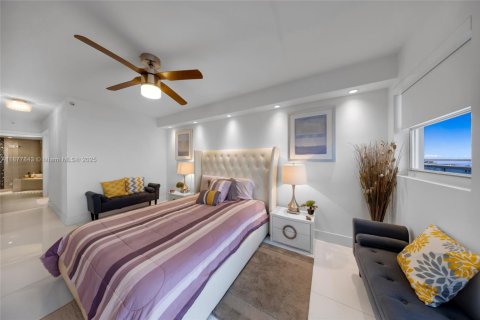 Condo in Miami Beach, Florida, 2 bedrooms  № 1978136 - photo 17