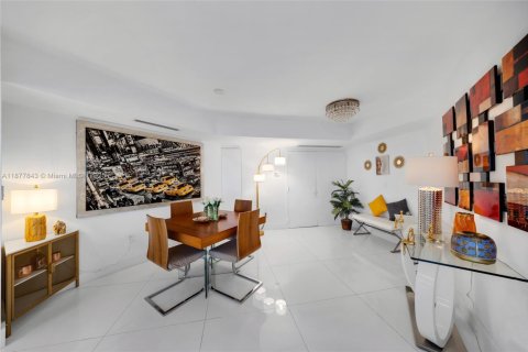 Condo in Miami Beach, Florida, 2 bedrooms  № 1978136 - photo 13