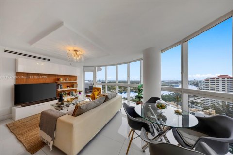 Condo in Miami Beach, Florida, 2 bedrooms  № 1978136 - photo 3