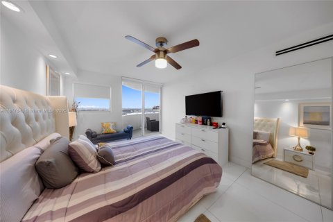 Condo in Miami Beach, Florida, 2 bedrooms  № 1978136 - photo 16