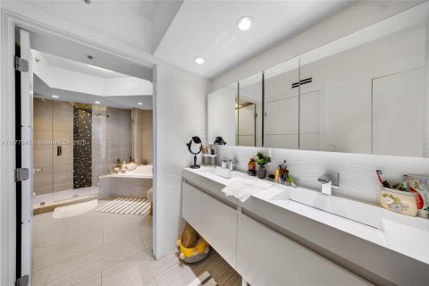 Condo in Miami Beach, Florida, 2 bedrooms  № 1978136 - photo 18