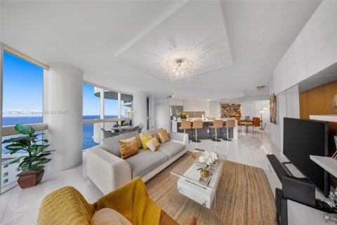 Condo in Miami Beach, Florida, 2 bedrooms  № 1978136 - photo 2