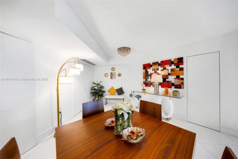Condo in Miami Beach, Florida, 2 bedrooms  № 1978136 - photo 14