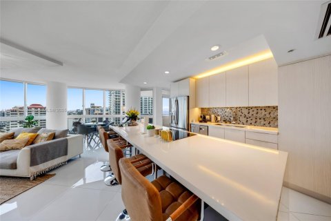 Condo in Miami Beach, Florida, 2 bedrooms  № 1978136 - photo 10