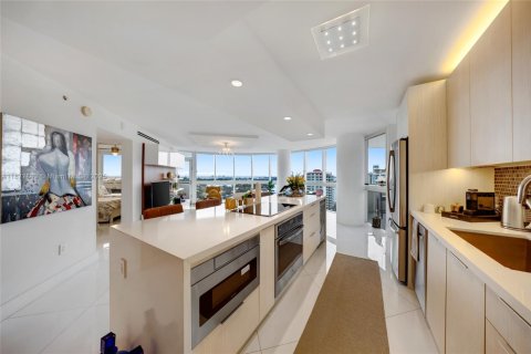 Condo in Miami Beach, Florida, 2 bedrooms  № 1978136 - photo 11