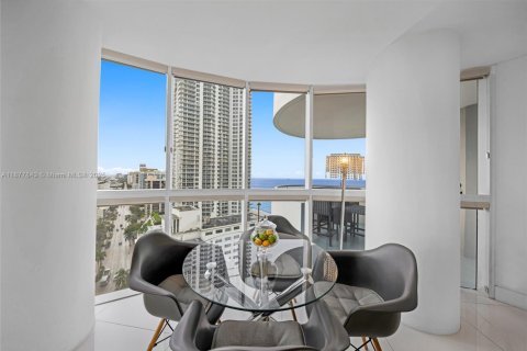 Condo in Miami Beach, Florida, 2 bedrooms  № 1978136 - photo 8