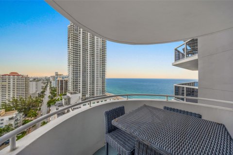 Condo in Miami Beach, Florida, 2 bedrooms  № 1978136 - photo 30