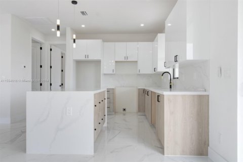 Casa en venta en Cape Coral, Florida, 3 dormitorios, 128.86 m2 № 1076156 - foto 4