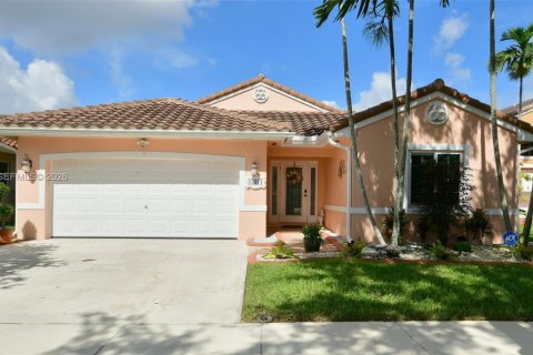 House in Miramar, Florida 3 bedrooms, 171.03 sq.m. № 2010223 - photo 2