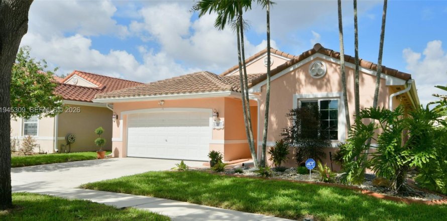 House in Miramar, Florida 3 bedrooms, 171.03 sq.m. № 2010223