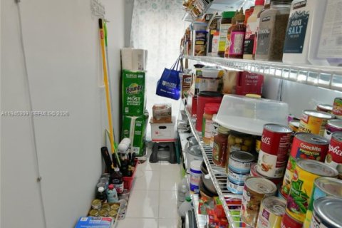 House in Miramar, Florida 3 bedrooms, 171.03 sq.m. № 2010223 - photo 27