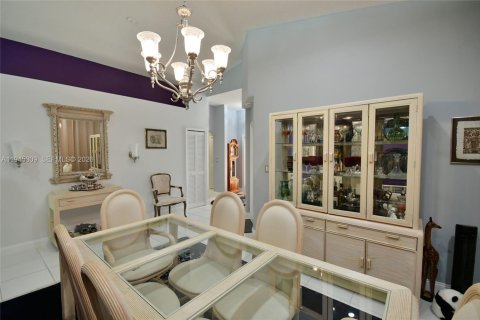 House in Miramar, Florida 3 bedrooms, 171.03 sq.m. № 2010223 - photo 12