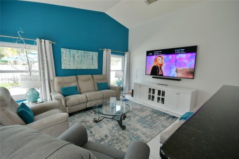 House in Miramar, Florida 3 bedrooms, 171.03 sq.m. № 2010223 - photo 29