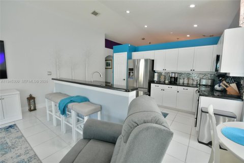 House in Miramar, Florida 3 bedrooms, 171.03 sq.m. № 2010223 - photo 30