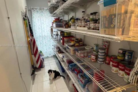 House in Miramar, Florida 3 bedrooms, 171.03 sq.m. № 2010223 - photo 25