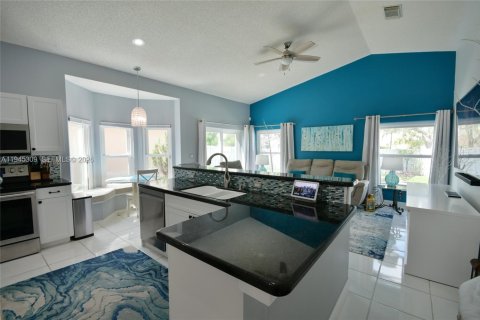 House in Miramar, Florida 3 bedrooms, 171.03 sq.m. № 2010223 - photo 21