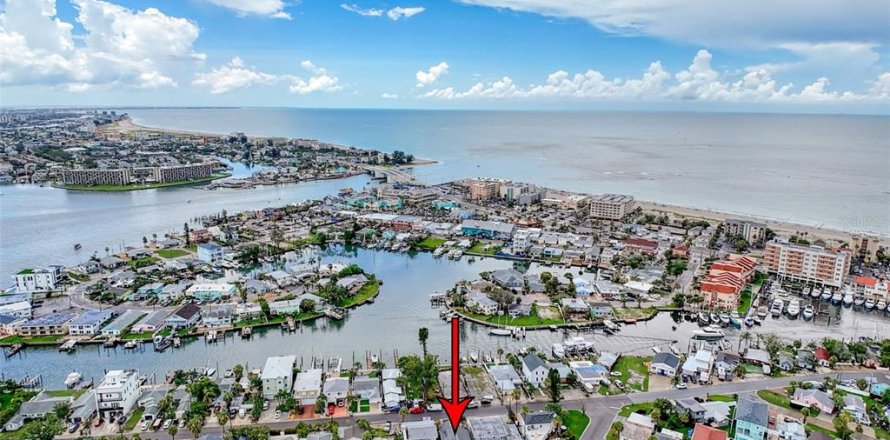 House in Madeira Beach, Florida 4 bedrooms, 133.41 sq.m. № 1797307