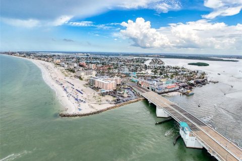 House in Madeira Beach, Florida 4 bedrooms, 133.41 sq.m. № 1797307 - photo 6