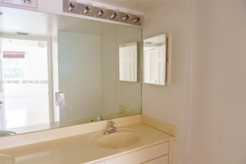 Condo in Dania Beach, Florida, 2 bedrooms  № 2020964 - photo 16