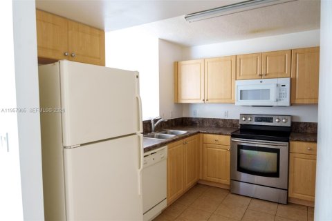 Condo in Dania Beach, Florida, 2 bedrooms  № 2020964 - photo 29