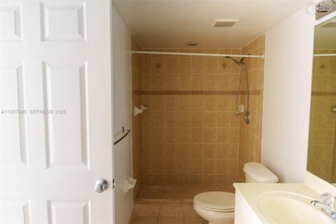 Condo in Dania Beach, Florida, 2 bedrooms  № 2020964 - photo 17