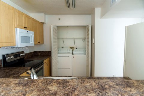 Condo in Dania Beach, Florida, 2 bedrooms  № 2020964 - photo 27