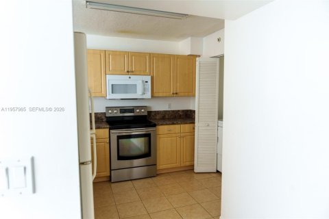 Condo in Dania Beach, Florida, 2 bedrooms  № 2020964 - photo 28