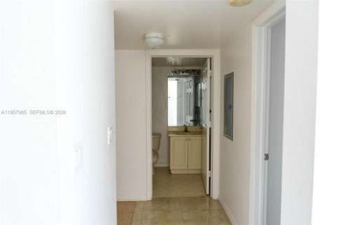 Condo in Dania Beach, Florida, 2 bedrooms  № 2020964 - photo 25