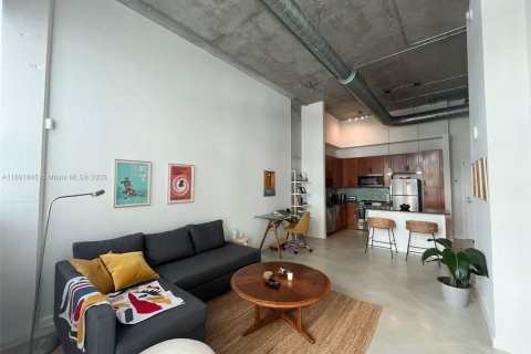Condo in Miami, Florida, 1 bedroom  № 1943754 - photo 1