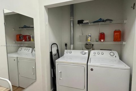 Condo in Miami, Florida, 1 bedroom  № 1943754 - photo 7