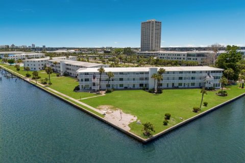 Condominio en venta en Sarasota, Florida, 2 dormitorios, 75.81 m2 № 2208714 - foto 19