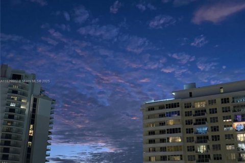 Снять в аренду кондоминиум в Майами-Бич, Флорида 2 спальни, 98.85м2, № 1963268 - фото 1