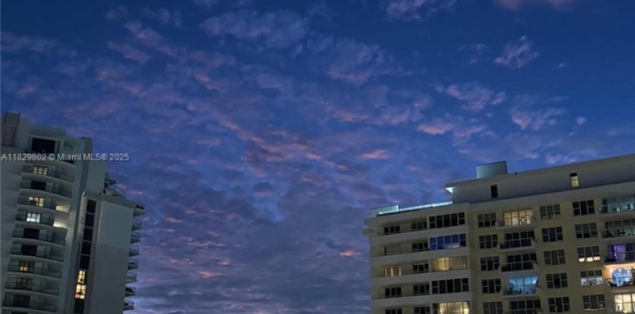 Кондоминиум с 2 спальнями в Майами-Бич, Флорида № 1963268