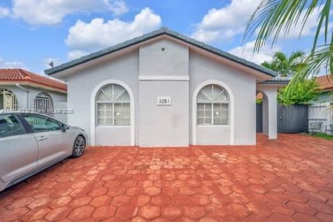 House in Hialeah, Florida 3 bedrooms, 131.55 sq.m. № 1941684 - photo 3