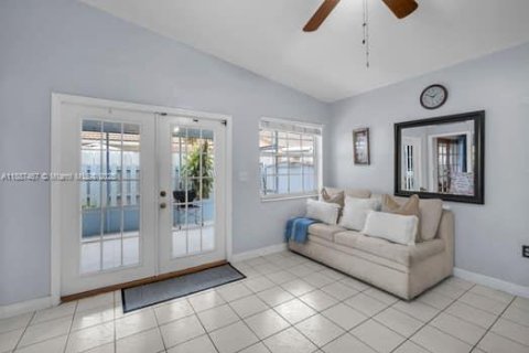 House in Hialeah, Florida 3 bedrooms, 131.55 sq.m. № 1941684 - photo 17