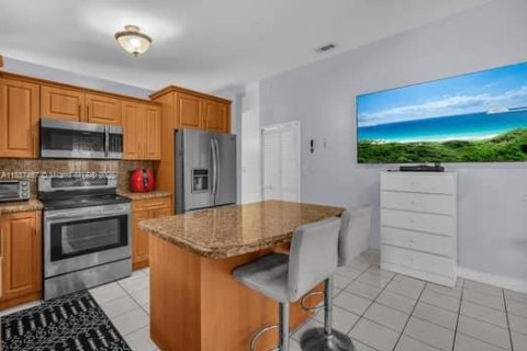 House in Hialeah, Florida 3 bedrooms, 131.55 sq.m. № 1941684 - photo 14