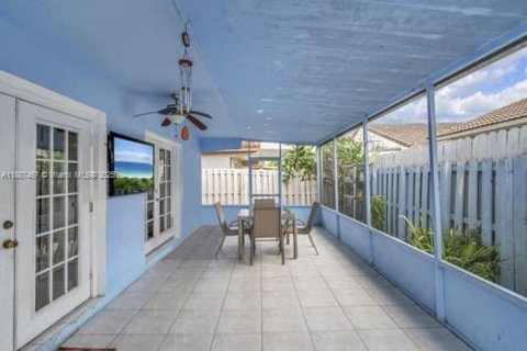 House in Hialeah, Florida 3 bedrooms, 131.55 sq.m. № 1941684 - photo 26