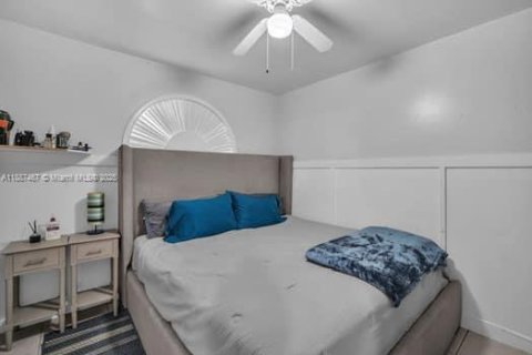 House in Hialeah, Florida 3 bedrooms, 131.55 sq.m. № 1941684 - photo 23