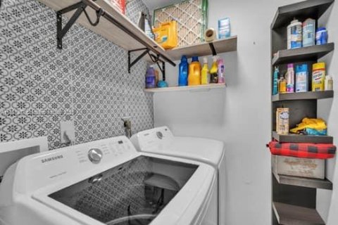 House in Hialeah, Florida 3 bedrooms, 131.55 sq.m. № 1941684 - photo 18